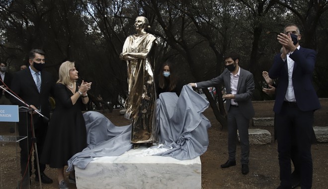 Γκάντι σε τακούνια ή Μαρία Κάλλας; Ο Guardian “κατακεραυνώνει” το πολυσυζητημένο άγαλμα