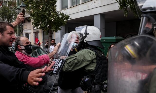 Ένταση και χημικά στο αντιφασιστικό συλλαλητήριο στην Ομόνοια