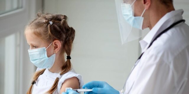FDA για εμβόλιο Pfizer: Τα οφέλη της χορήγησης σε παιδιά υπερτερούν των κινδύνων