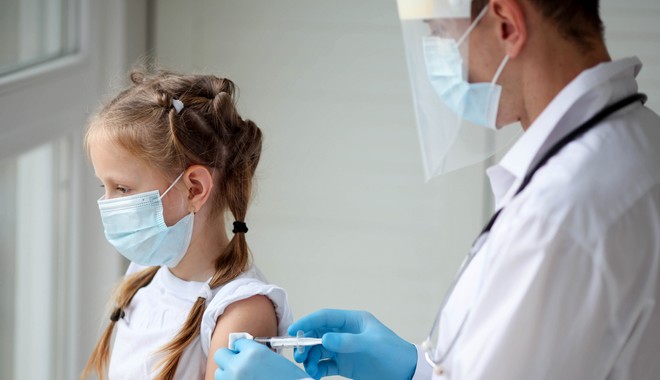 FDA για εμβόλιο Pfizer: Τα οφέλη της χορήγησης σε παιδιά υπερτερούν των κινδύνων