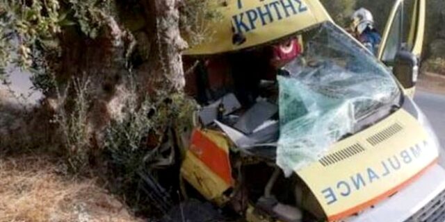 Τροχαίο στην Κρήτη: Ασθενοφόρο έπεσε πάνω σε ελιά