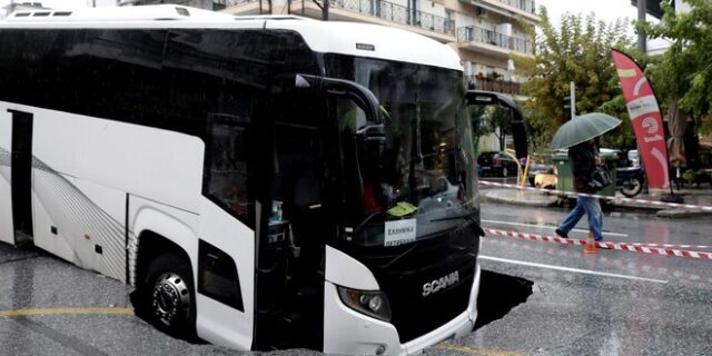 Θεσσαλονίκη: Μέχρι και δύο μήνες για να κλείσει η τρύπα που “κατάπιε” το λεωφορείο – Την προκάλεσε αγωγός του 1999