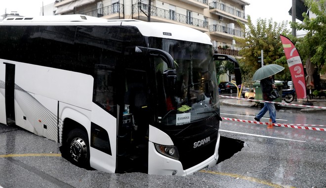 Θεσσαλονίκη: Μέχρι και δύο μήνες για να κλείσει η τρύπα που “κατάπιε” το λεωφορείο – Την προκάλεσε αγωγός του 1999