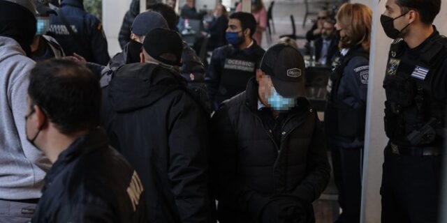 Πέραμα: Στον ανακριτή οι 7 αστυνομικοί – Συνάδελφοί τους φώναζαν “ήρωες”