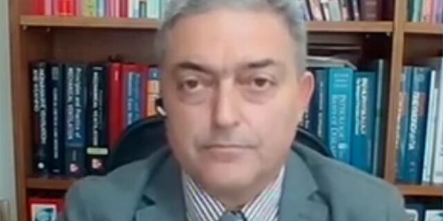 Έχει δικαίωμα ο Βασιλακόπουλος να τραγουδάει;