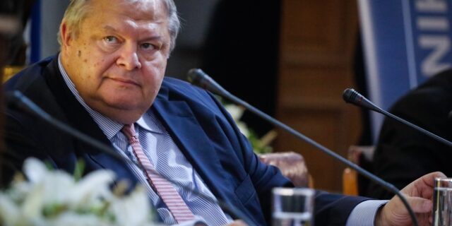 Οι 300 νεκροί την εβδομάδα, τα ερωτήματα του Βενιζέλου και η κυβερνητική σιωπή…