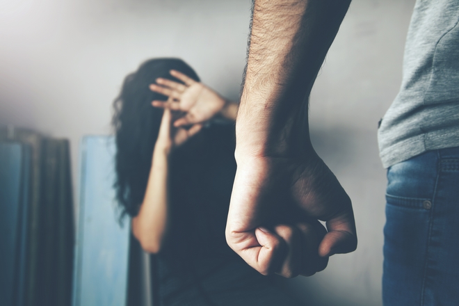 Ζευγάρι κακοποίησε την 17χρονη κόρη του γιατί δεν δεχόταν να παντρευτεί μεγαλύτερό της