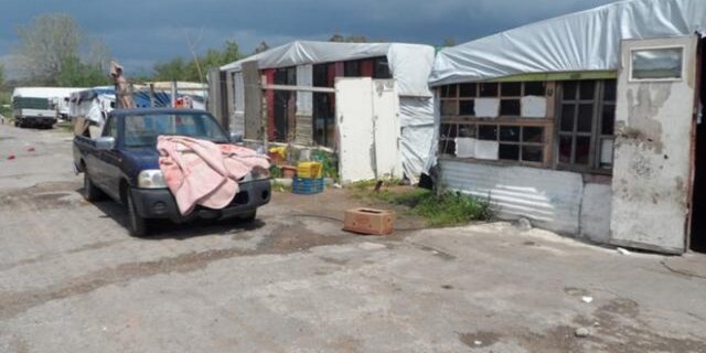 Βόλος: Είχαν τον γιο τους δεμένο με αλυσίδα στην αυλή του σπιτιού τους