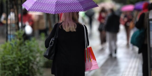 Καιρός: Βροχές και καταιγίδες την Τρίτη, βελτίωση και άνοδος θερμοκρασίας από Τετάρτη