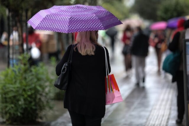 Καιρός: Χαμηλές θερμοκρασίες, βροχές και καταιγίδες