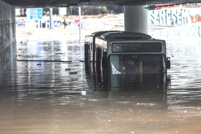 Κακοκαιρία “Μπάλλος”: Εγκλωβίστηκε λεωφορείο κάτω από τη γέφυρα του “Σταύρος Νιάρχος” – Απίστευτες εικόνες
