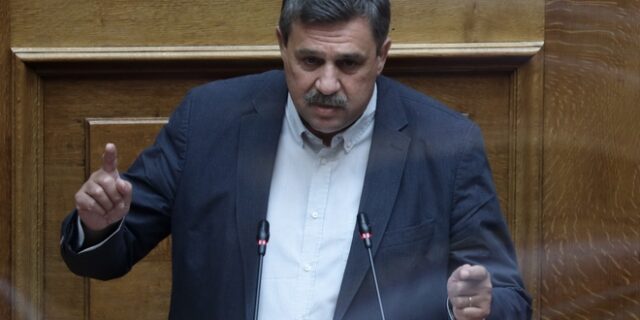 Ξανθός: Η κυβέρνηση επιμένει στην λογική της ατομικής ευθύνης και των “προνομίων” για τους εμβολιασμένους