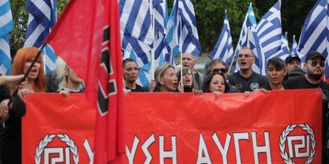 H κυβέρνηση δηλώνει ότι θα εμποδίσει τη “νεκρανάσταση” της ΧΑ, επιμένει σε θεωρία δύο άκρων