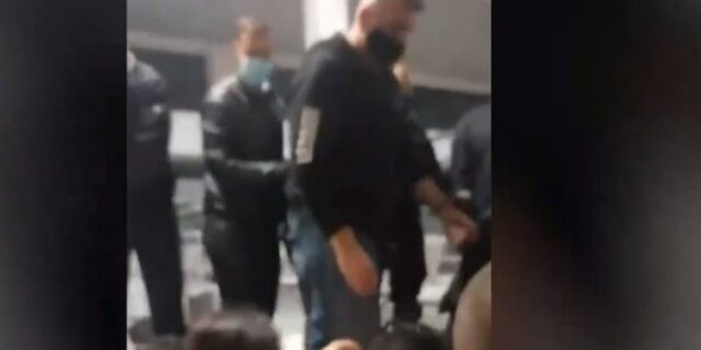 Ζάκυνθος: Αστυνομικοί τραβούν από τα πόδια και σέρνουν μετανάστες στο αεροδρόμιο