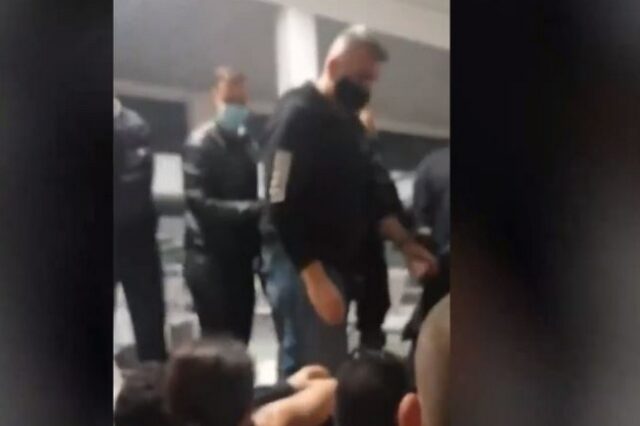 Ζάκυνθος: Αστυνομικοί τραβούν από τα πόδια και σέρνουν μετανάστες στο αεροδρόμιο
