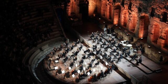 7 λόγοι για να δεις τον “Μάρκο Μπότσαρη” στο Βεάκειο Θέατρο