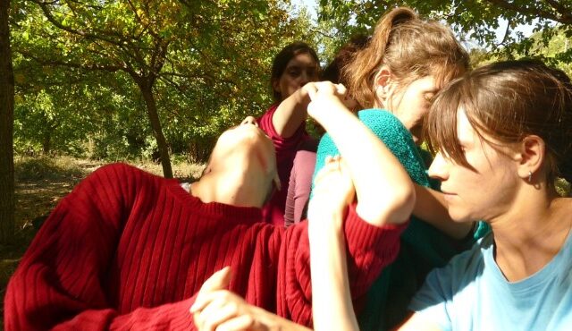 Σ΄ ένα μικρό γραφικό χωριό του Πάρνωνα πέντε γυναίκες “αναζητούν” τρυφερά όπλα