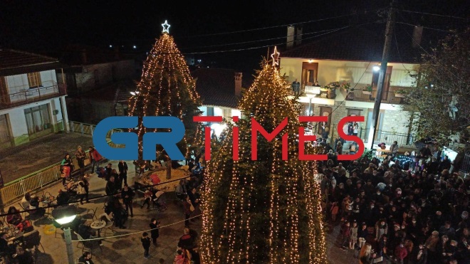 Χριστούγεννα 2021: Το πρώτο Χριστουγεννιάτικο δέντρο “άναψε” στη Χαλκιδική