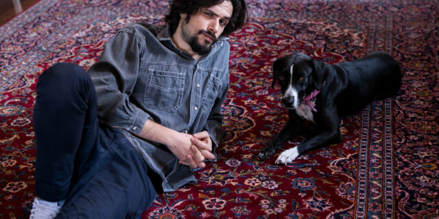 Ο Γιάννης Νιάρρος κάνει τη θεατρική ερμηνεία της χρονιάς