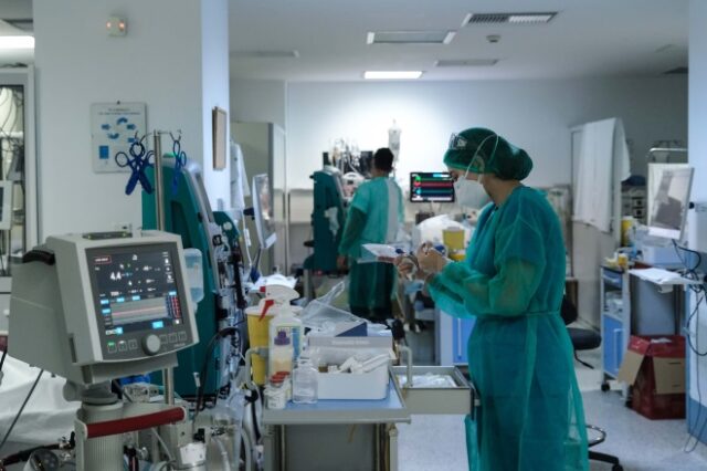 Κορονοϊός: Πτώση 10% στις νέες νοσηλείες – Στα χαμηλότερα επίπεδα 3,5 μηνών οι θάνατοι