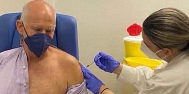 Γιώργος Παπανδρέου: Έκανε την τρίτη δόση του εμβολίου