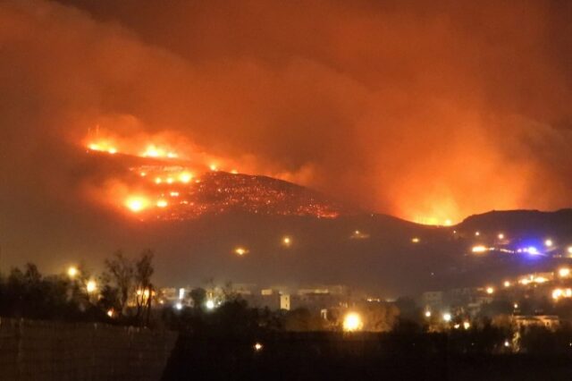 Μεγάλη φωτιά στην Τήνο – Εκκενώνονται τρεις οικισμοί