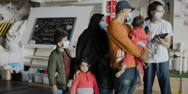 Τα παιδιά στο κατάστρωμα: Η μαρτυρία μιας Γιατρού Χωρίς Σύνορα μέσα από πλοίο διάσωσης στη Μεσόγειο