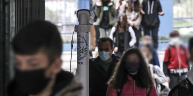 Κορονοϊός: “Βουβός” συναγερμός στα σχολεία με 40.000 νέα κρούσματα