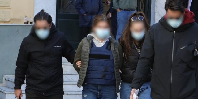 Πυροβολισμοί στο Χαλάνδρι: Τι φώναξε η 49χρονη έξω από το δικαστήριο