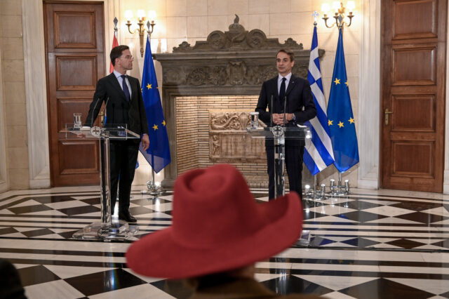 Ο Πρωθυπουργός, το κόκκινο καπέλο, η συζήτηση περί pushbacks και το χαμένο νόημα της δημοσιογραφίας