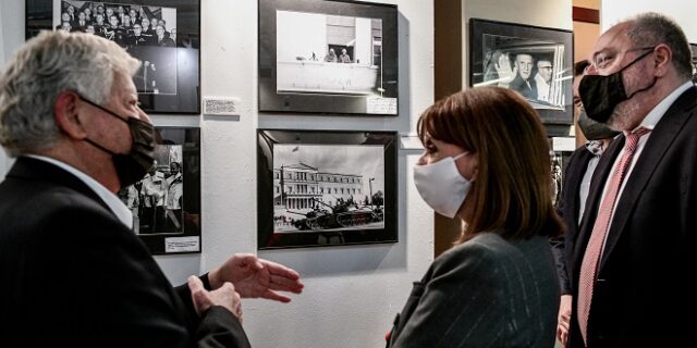 Η Κατερίνα Σακελλαροπούλου στα εγκαίνια της έκθεσης φωτογραφίας του Αριστοτέλη Σαρρηκώστα