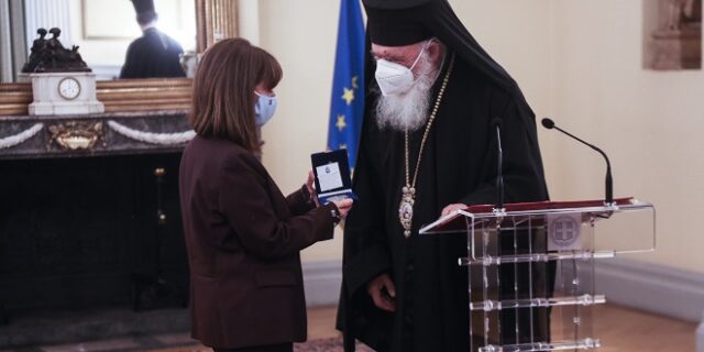 Στο Προεδρικό Μέγαρο ο Αρχιεπίσκοπος Ιερώνυμος – Το δώρο που έδωσε στην Σακελλαροπούλου