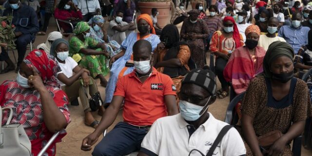 Μετάλλαξη Όμικρον: Η Νότια Αφρική λέει ότι τιμωρείται για τον έγκαιρο εντοπισμό της