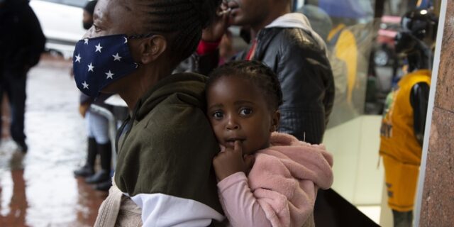 Μετάλλαξη Όμικρον: Συναγερμός στον πλανήτη – “Μπλόκο” στη Νότια Αφρική από διάφορες χώρες