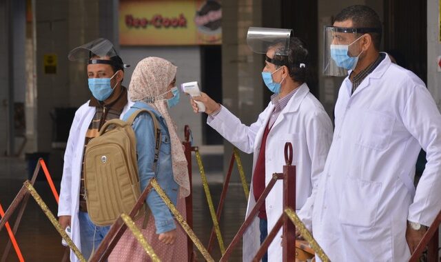 Αίγυπτος: Μόνο με εβδομαδιαίο PCR στη δουλειά οι ανεμβολίαστοι δημόσιοι υπάλληλοι