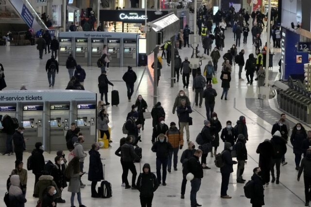 Παγκόσμιος Συναγερμός για τη Μετάλλαξη Όμικρον: Σύσταση ΠΟΥ να μην ταξιδεύουν οι άνω των 60 – Τι ισχύει για τα εμβόλια