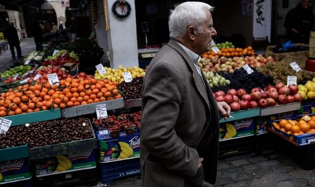 Ακρίβεια: Μεταξύ “σφύρας και άκμονος” η κυβέρνηση αναζητεί διέξοδο – Το μπαλάκι ευθυνών και οι νέες παροχές