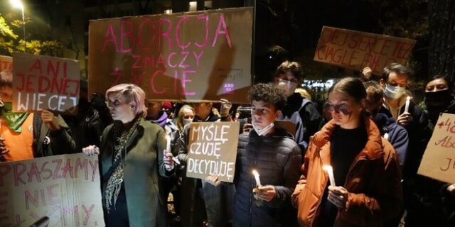 Πολωνία: Η πρώτη νεκρή από την εφαρμογή του νόμου που απαγορεύει τις αμβλώσεις