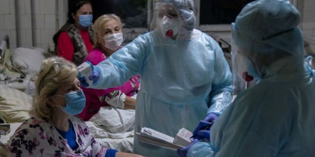 Ουκρανία: Υποχρεωτικοί εμβολιασμοί για γιατρούς και δημοτικούς υπαλλήλους