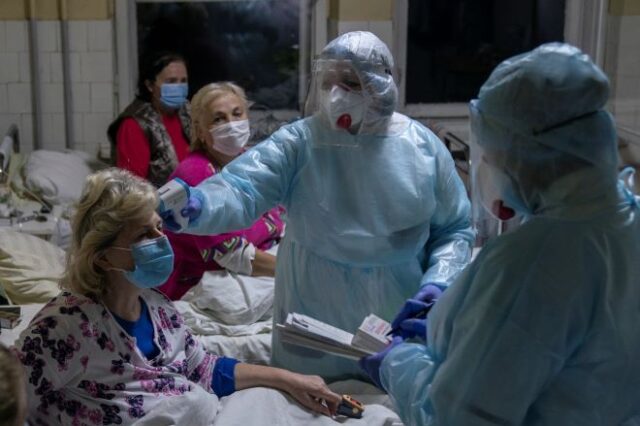 Ουκρανία: Υποχρεωτικοί εμβολιασμοί για γιατρούς και δημοτικούς υπαλλήλους
