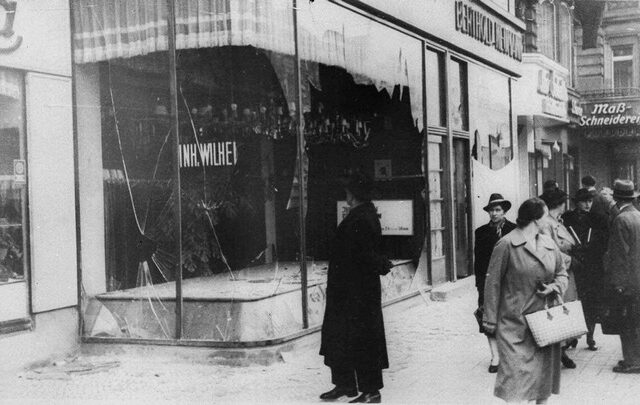 “Νύχτα των Κρυστάλλων”: 83 χρόνια από το πρώτο μαζικό πογκρόμ κατά των Εβραίων στη Γερμανία