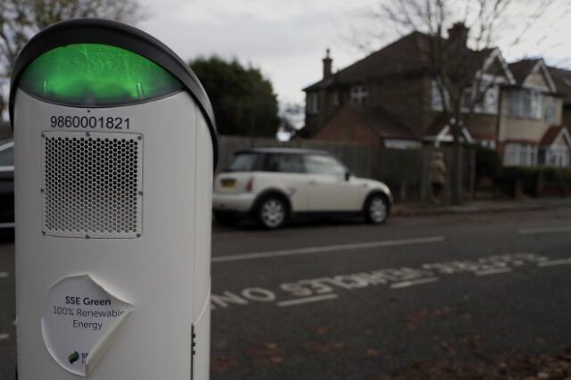 Βρετανία: Φορτιστές για ηλεκτρικά αυτοκίνητα σε όλα τα νέα κτίρια σχεδιάζει η κυβέρνηση