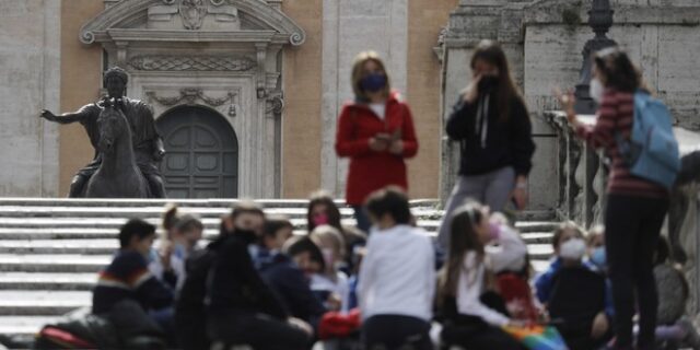 Ιταλία: Μπρος πίσω για το άνοιγμα των σχολείων-Εκατοντάδες χιλιάδες τα κρούσματα