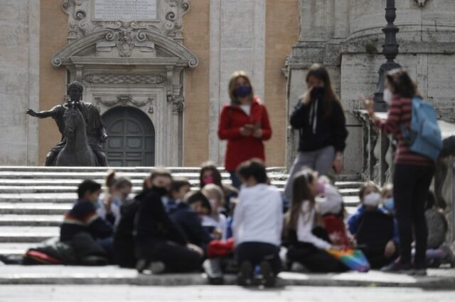 Ιταλία: Μπρος πίσω για το άνοιγμα των σχολείων-Εκατοντάδες χιλιάδες τα κρούσματα