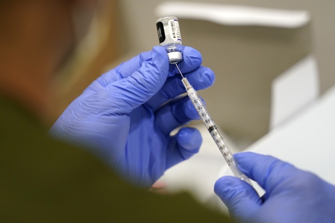 BioNTech: Πλήρης ο εμβολιασμός για την Όμικρον μόνο έπειτα από την ενισχυτική δόση