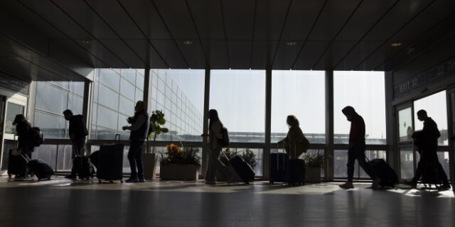 Μετάλλαξη Όμικρον: Παγκόσμιος συναγερμός – Ισραήλ και Ιαπωνία κλείνουν τα σύνορά τους