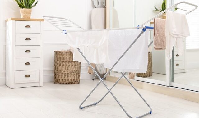 Πώς μπορούμε να στεγνώσουμε τα πλυμένα ρούχα όταν έχει υγρασία