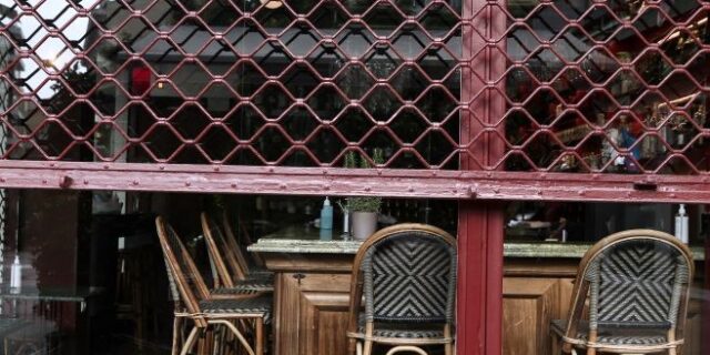 Η απεργία στην εστίαση σε εικόνες: Άδεια καφέ, μπαρ και εστιατόρια – Διαμαρτυρίες σε όλη την Ελλάδα