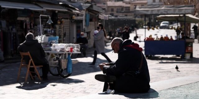 Στη μέγγενη δίδυμων ελλειμμάτων, πανδημίας και ακρίβειας το σχέδιο για “έξτρα” κοινωνικό μέρισμα