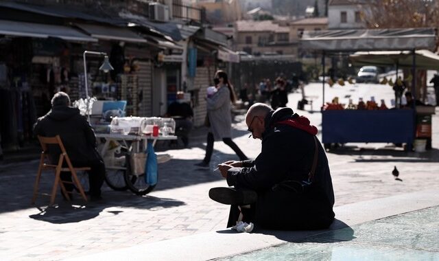 Στη μέγγενη δίδυμων ελλειμμάτων, πανδημίας και ακρίβειας το σχέδιο για “έξτρα” κοινωνικό μέρισμα